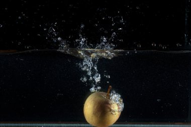 elma su sıçrama