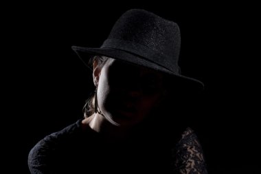 Siyah şapkalı kadın