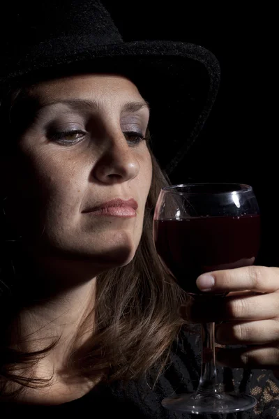 Kvinna med glas vin — Stockfoto