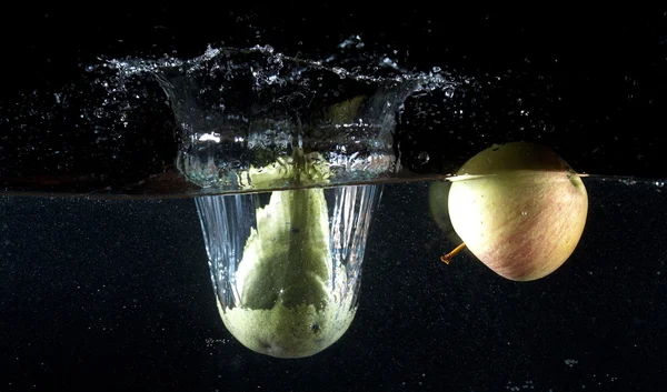 Jablko a hruška splash. — Stock fotografie