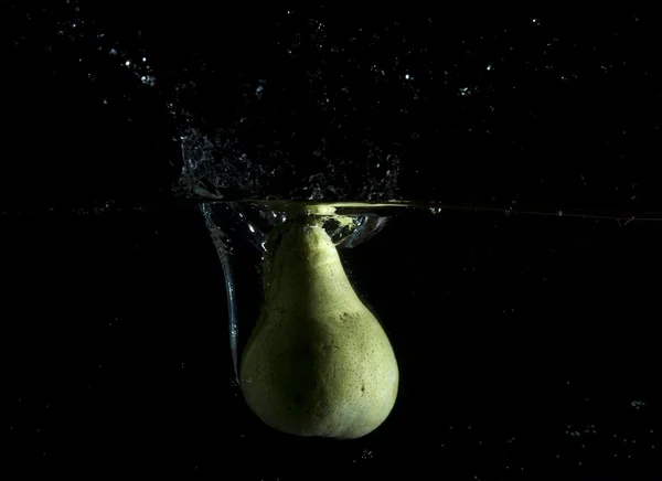 Salpicadura de agua de pera —  Fotos de Stock