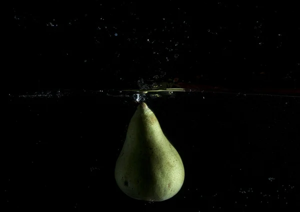 Salpicadura de agua de pera —  Fotos de Stock