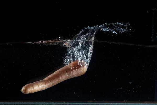 Stříkající vodě mrkev — Stock fotografie