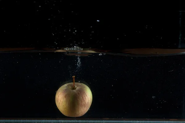 Salpicadura de agua de manzana —  Fotos de Stock