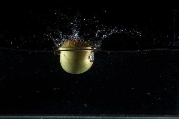 Salpicadura de agua de manzana —  Fotos de Stock