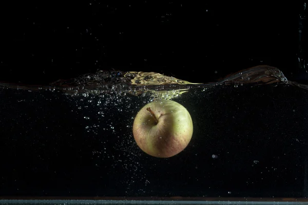 Stříkající vodě Apple — Stock fotografie