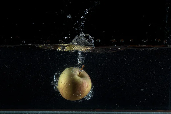 Stříkající vodě Apple — Stock fotografie