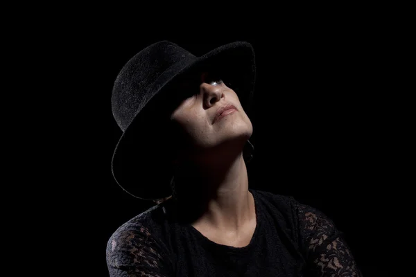 Žena s černým kloboukem — Stock fotografie