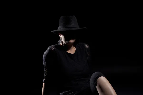 Mulher com chapéu preto — Fotografia de Stock