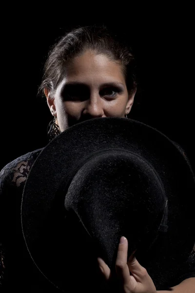 Siyah şapkalı kadın — Stok fotoğraf