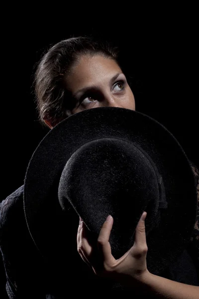 Femme avec chapeau noir — Photo