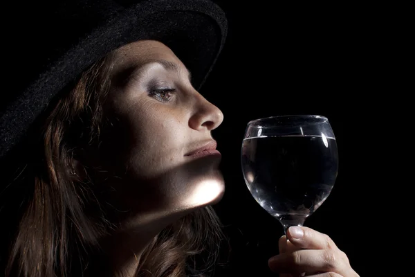 Žena se sklenicí vína — Stock fotografie