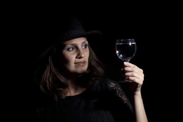 Femme avec un verre de vin — Photo