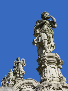 Portekiz, Braga 'daki Bom Jesus do Monte tapınağının merdivenlerindeki taş melek.                               