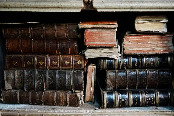 Régi Antik Könyvek Egy Könyvtárban — Stock Fotó