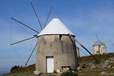Dağın tepesinde tarihi yel değirmeni
