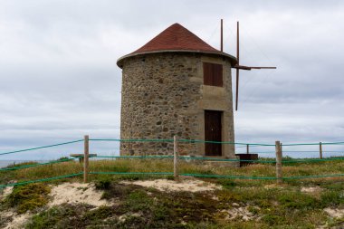 Portekiz 'in Atlantik kıyılarında geleneksel yel değirmeni