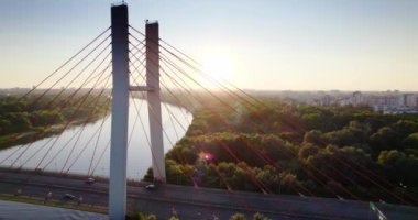 Wisla Vistula Nehri 'nin, Siekierkowski Köprüsü' nün ve Varşova şehir merkezinin gece yarısı güneşinin havadan görüntüsü. Güzel güneş parlıyor.