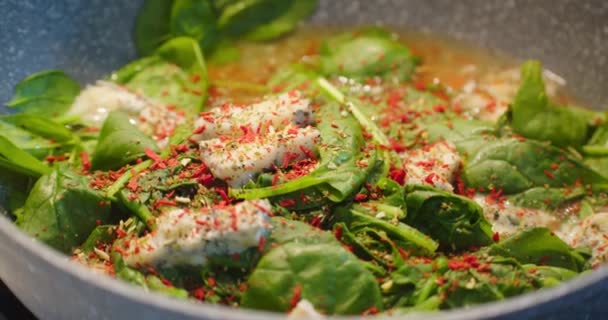 Matlagning Spenat Vitlök Och Gorgonzola Ost Med Kryddor Stekpanna Närbild — Stockvideo