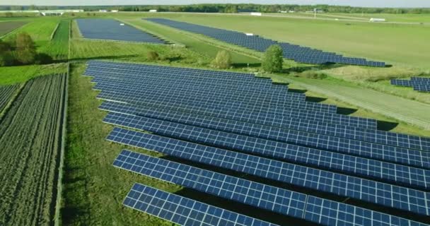 Ecología Paneles Centrales Solares Los Campos Verdes Increíble Vista Aérea — Vídeos de Stock