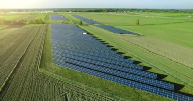 Yeşil alanlardaki ekoloji güneş enerjisi santrali panelleri. Yeni bir güneş çiftliğinin havadan görünüşü. Modern fotovoltaik güneş panelleri. Güneşten yenilenebilir ekolojik enerji kaynağı. 