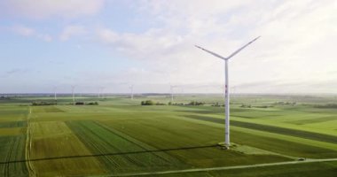 Rüzgâr türbinleri buğday tarlasında duran bir çiftliğin hava görüntüsü. Rüzgâr Güç Türbinleri Sürdürülebilir Gelişme İçin Temiz Yenilenebilir Enerji Üretiyor.