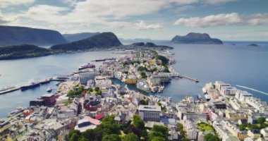 Norveç 'in batı kıyısındaki Alesund liman kasabasının Geirangerfjord girişindeki kuş bakışı manzarası. Nord 'un renkli gündüz sahnesi. Seyahat konsepti arka planı.