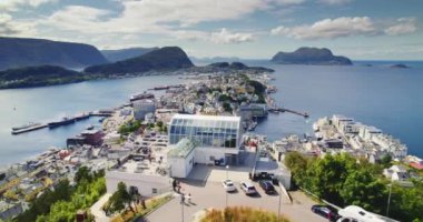 Norveç 'in batı kıyısındaki Alesund liman kasabasının Geirangerfjord girişindeki kuş bakışı manzarası. Nord 'un renkli gündüz sahnesi. Seyahat konsepti arka planı.