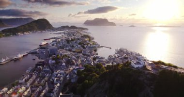 Norveç 'in batı kıyısındaki Alesund liman kasabasının Geirangerfjord girişindeki kuş bakışı manzarası. Nord 'un renkli akşam sahnesi. Seyahat konsepti arka planı.