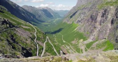 Trol stijeni ya da Trol Yolu Norveç 'in Rauma Belediyesi' nde bir yılan yoludur.