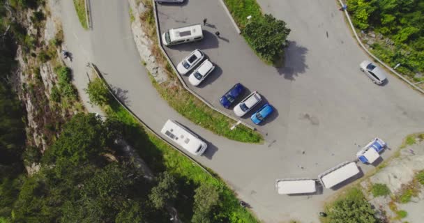 Draufsicht Auf Einen Parkplatz Mit Mehreren Autos Verschiedenen Farben Der — Stockvideo