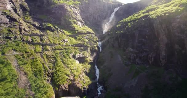 Haute Cascade Dans Les Montagnes Une Route Serpentine Juste Côté — Video