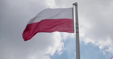 Polonya Bayrak Dalgalanan Yavaş Hareket. Arka planda güzel bulutlar var. Büyük Polonya bayrağı dalgaları. Ulusal Bayram Kutlaması - İşçi Bayramı, Bağımsızlık, Anma, Gaziler, Vatanseverler, Cumhurbaşkanları Günü