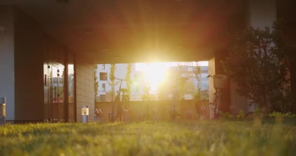 Jízdní Kola Stojanu Vedle Činžovního Domu Zapadajícím Sluncem Pozadí Krásná — Stock video