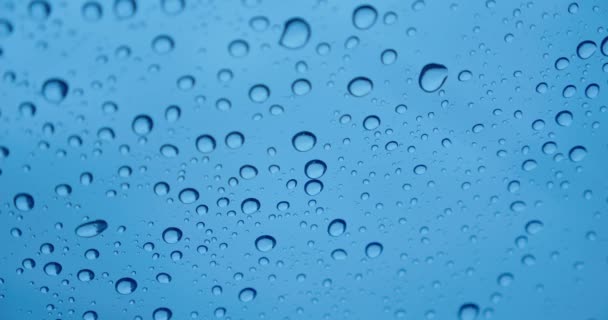 Vista Perto Gotas Água Caindo Vidro Chuva Correndo Janela Temporada — Vídeo de Stock
