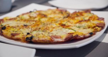 Yumurtadan, pastırmadan, biberden, soğandan, peynirden yapılmış bir frittata. Geleneksel İspanyol kahvaltısı, yakın çekim manzarası.