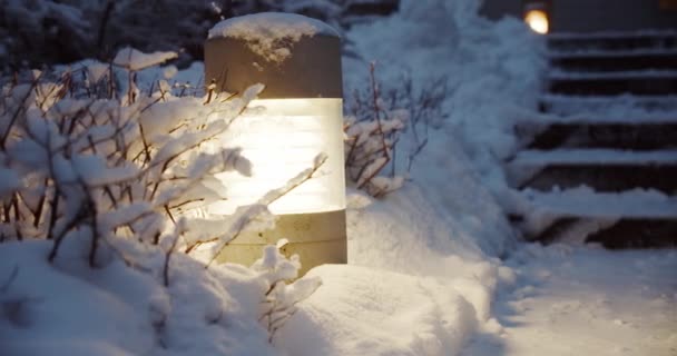 Lâmpada Jardim Decorativa Calçada Crepúsculo Cena Crepúsculo Durante Inverno Close — Vídeo de Stock