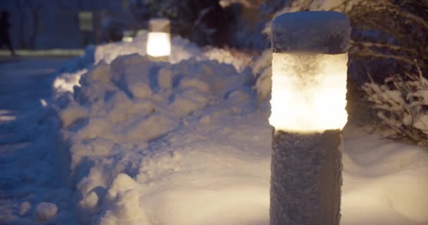 Dekorativ Trädgårdslampa Trottoaren Skymning Skymning Scen Vintern Närbild Ljus Isig — Stockvideo
