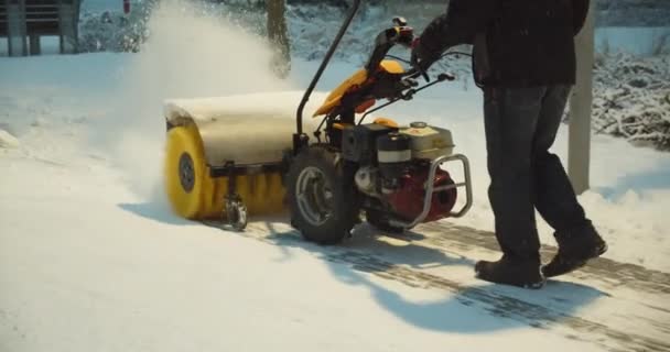 Kar Fırtınası Yla Çalışan Adam Bir Insan Kardan Kaldırımı Üfleyerek — Stok video