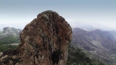 Monolit kayası Roque Nublo 'daki hava aracı uçuşu, Tejeda, Gran Canaria, Kanarya Adaları, İspanya' daki volkanik bir kaya..