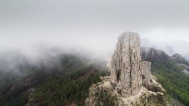 Monolit kayası Roque Nublo 'daki hava aracı uçuşu, Tejeda, Gran Canaria, Kanarya Adaları, İspanya' daki volkanik bir kaya..