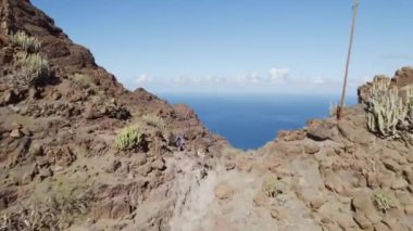 Barranco de Guigui Grande Boğazı 'nın ağzında, Gran Kanarya adasının batısındaki Playa de Guigui plajına giden boş yürüyüş yolu manzarası var. Kanarya Adaları, İspanya