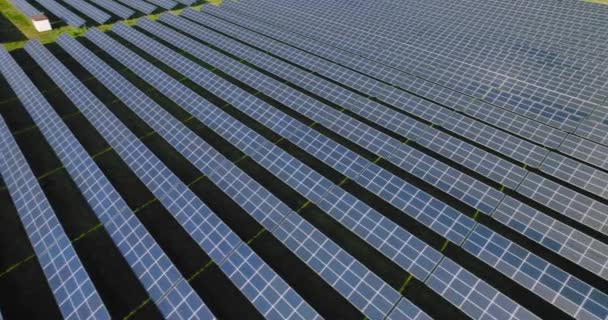 Pannelli Solari Sorgono Fila Nei Campi Verdi Fonti Rinnovabili Energia — Video Stock