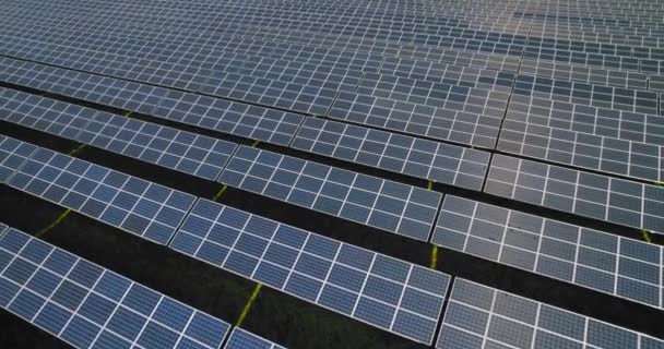 Painéis Solares Estão Uma Fileira Nos Campos Verdes Fonte Ecológica — Vídeo de Stock