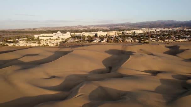 Летит Назад Над Песчаными Дюнами Форме Изгиба Время Восхода Солнца — стоковое видео