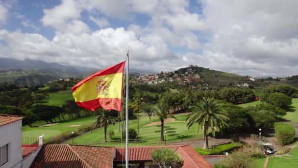 Ισπανική Σημαία Κυματίζει Στο Φόντο Ενός Γηπέδου Γκολφ Στη Γκραν — Αρχείο Βίντεο