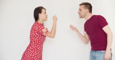 Kızgın çift tartışıyor ve birbirlerine bağırıyorlar. Erkek arkadaşı beyaz arka planda izole edilmiş kızgın bir kız arkadaş. Ayrılma, aldatma, boşanma, ilişki sorunları kavramı.