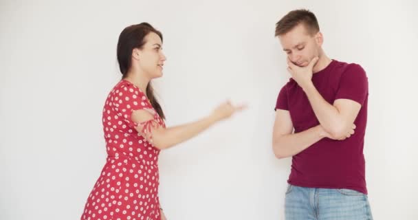 怒っているカップルが議論し お互いに叫んでいる ボーイフレンドとの怒っているガールフレンドは白い背景に隔離されています 別れた浮気離婚関係の困難な概念 — ストック動画