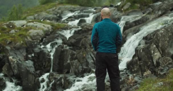 Viajero Con Una Sudadera Azul Encuentra Junto Una Hermosa Cascada — Vídeos de Stock