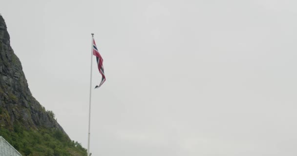 Die Norwegische Flagge Flattert Einem Bewölkten Tag Wind — Stockvideo